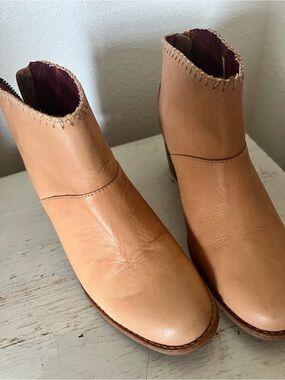 Tom’s Leila tan leather boots sz 6.5 block heel